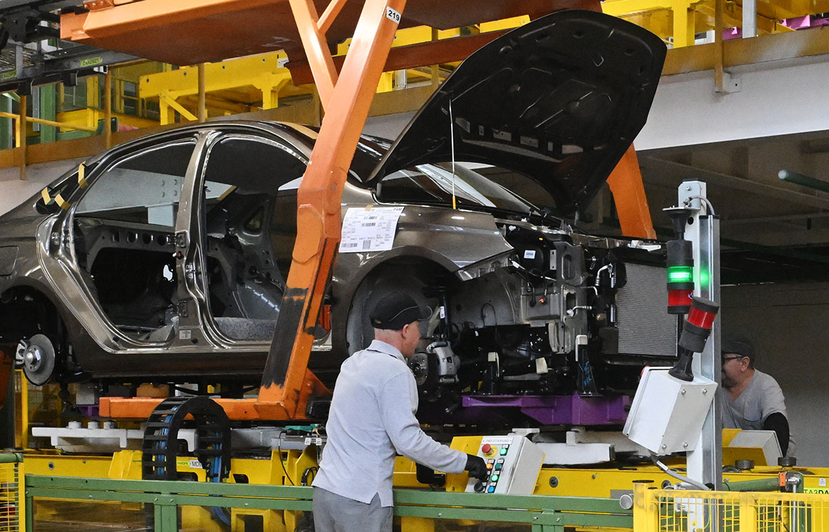 Главный конвейер линии сборки автомобилей Lada на "АвтоВАЗе"