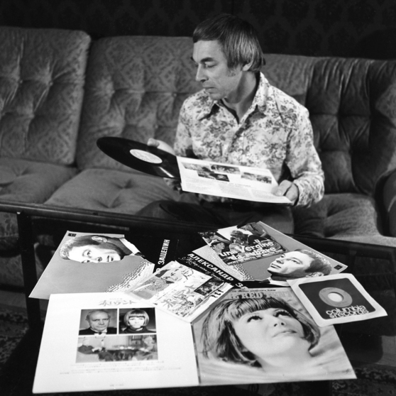 Александр Зацепин с пластинками, на которых записана его музыка