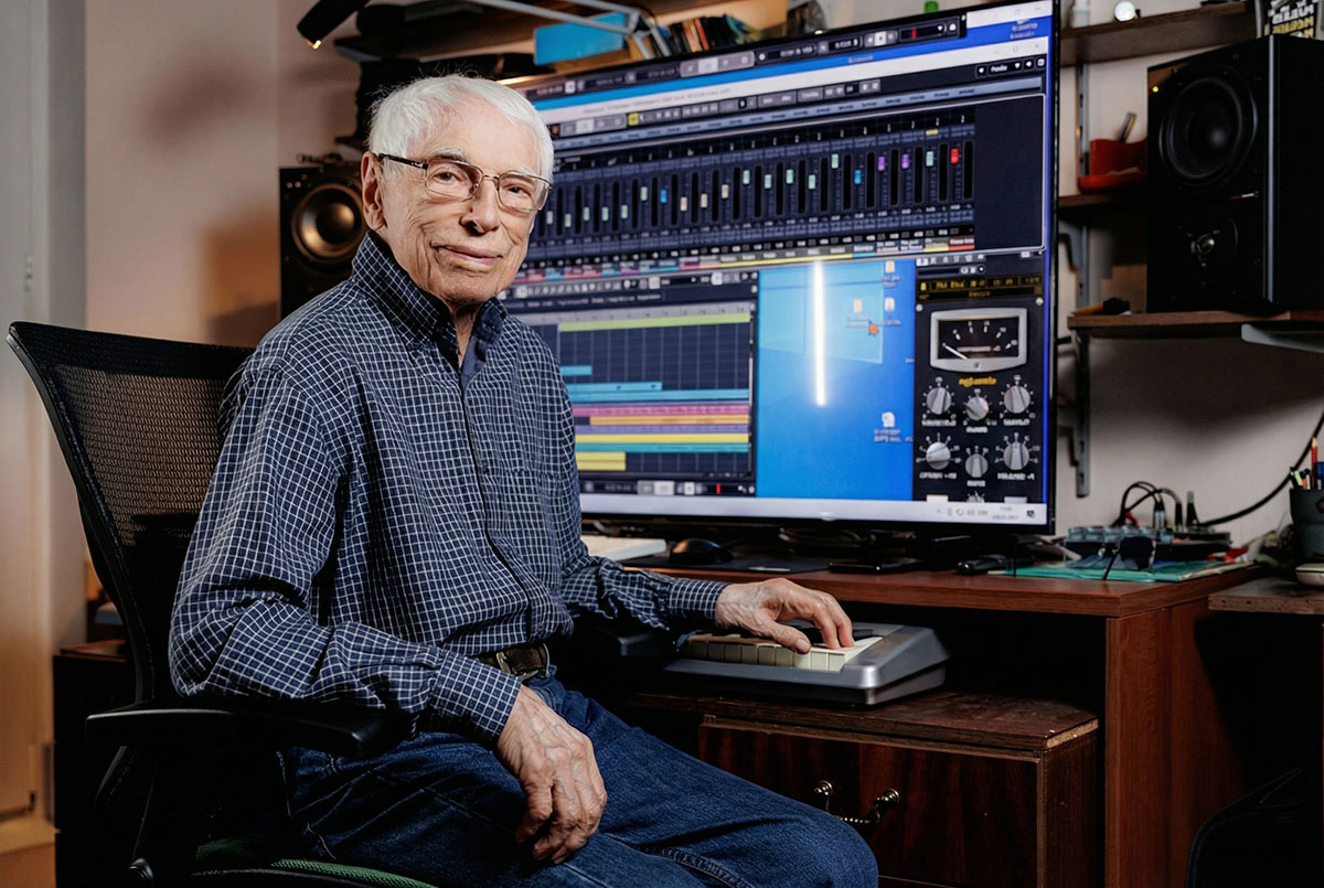 Александр Зацепин в домашней студии