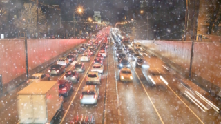 Пробки и новые снегопады: московским автомобилистам рекомендовали ездить на метро до конца недели