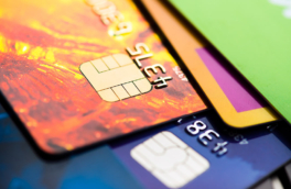 Ограничение числа банковских карт, детские сим-карты, тревожная кнопка на "Госуслугах": Дума приняла второй пакет мер против мошенников