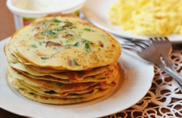 Перестала возиться с начинкой: блины с припеком из колбасы и сыра съедают моментально