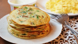 Перестала возиться с начинкой: блины с припеком из колбасы и сыра съедают моментально