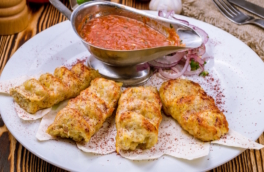 Вместо пирожков, на которые уходит уйма времени: сытные творожные палочки с ветчиной и сыром за 30 минут