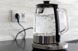 Выливать или не выливать: можно ли кипятить воду несколько раз