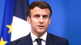 Макрон заявил о намерении ЕС быстро отразить давление со стороны США и Китая