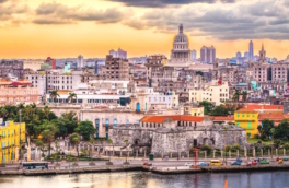 Россия уже оказывает Кубе материальную помощь, заявили в МИД РФ