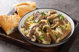 Жаренная печень с луком, которая тает во рту, – трачу всего 30 минут и никакого замачивания в молоке