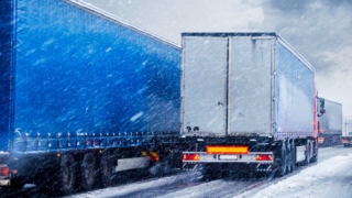 Почти 2 тыс. грузовиков застряли в очереди на границе России и Грузии