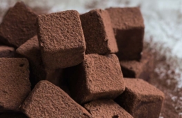 Без муки и выпечки: всего 3 ингредиента – и нежные шоколадные конфеты со вкусом чизкейка готовы