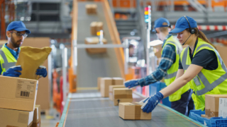 Россияне покупают за рубежом: число онлайн-заказов в 2025 году выросло на треть