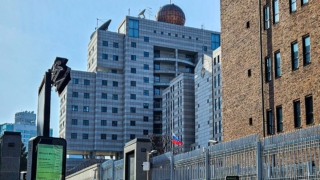 МИД Южной Кореи потребовал, чтобы посольство РФ сняло баннер "Победа будет за нами"