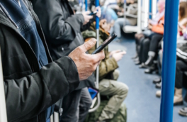 Когда проверка телефона в метро будет нарушением закона, объяснили юристы