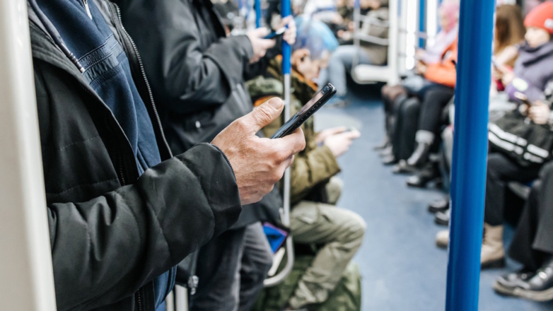 Когда проверка телефона в метро будет нарушением закона, объяснили юристы