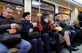 В метро Москвы ввели выборочный досмотр мобильных телефонов пассажиров