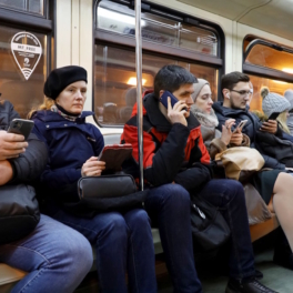 В метро Москвы ввели выборочный досмотр мобильных телефонов пассажиров
