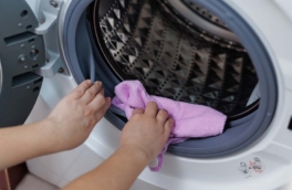 Запах болота и черные пятна: как отмыть грязь под резинкой стиральной машины