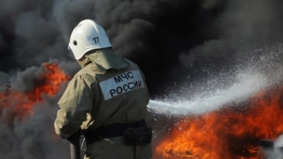 На улице Образцова в Москве горит здание, движение транспорта в этом районе перекрыто