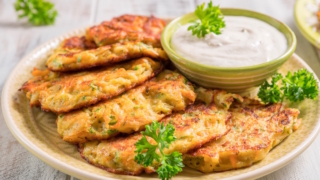 Всего 2 моркови и 2 картофелины: готовлю сочные овощные оладьи без грамма муки за 30 минут