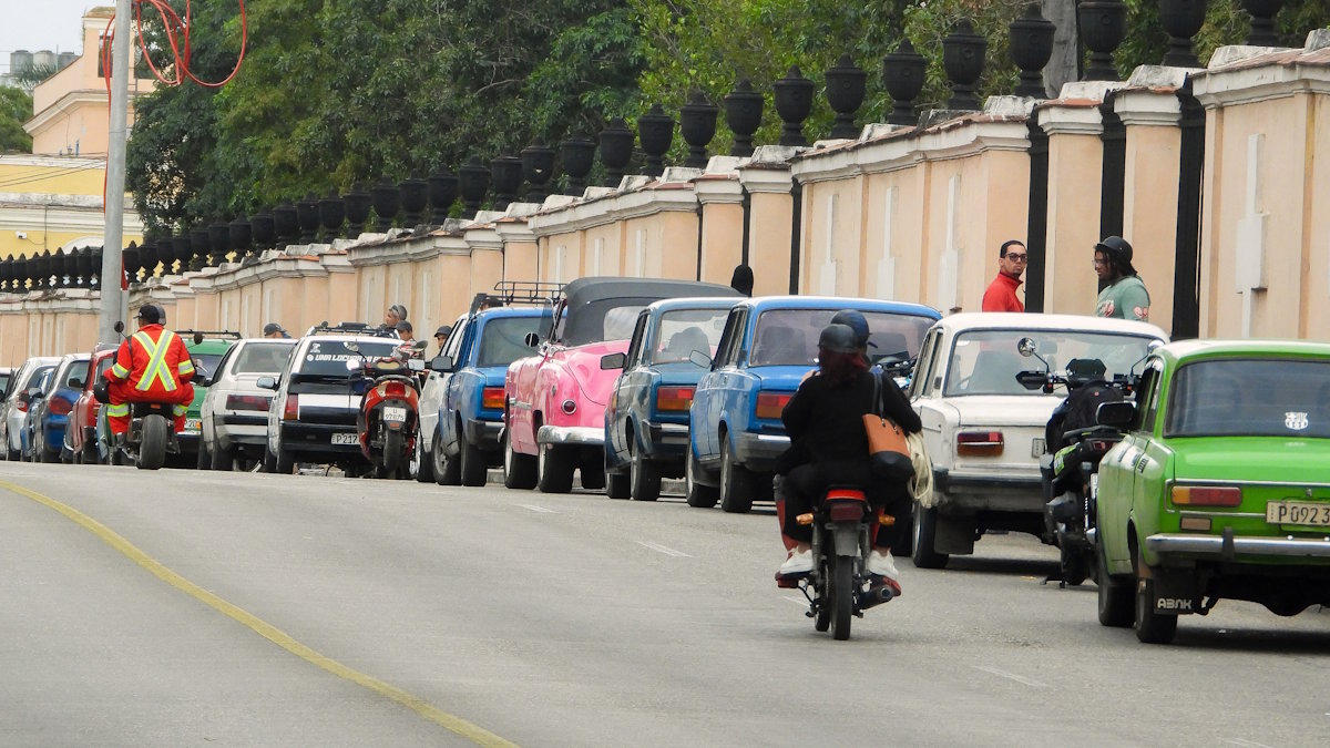 Очередь на автозаправку на Кубе