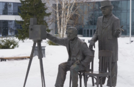 В Екатеринбурге облили красной краской памятник братьям Люмьер