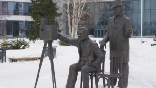 В Екатеринбурге облили красной краской памятник братьям Люмьер