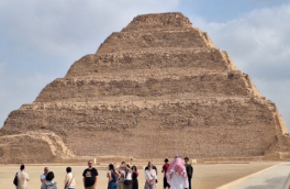 В Египте задержали нарисовавшего рисунок на пирамиде гида