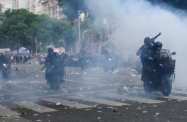 Столкновения с полицией начались в столице Аргентины на фоне рассмотрения закона о трудовой реформе