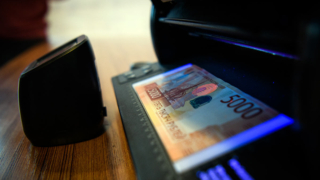 ЦБ в 2025 году нашел на 20% меньше подделок рублей и на 44% больше фальшивой валюты