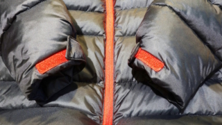 Как отмыть засаленные рукава и карманы на пуховике: 5-минутный способ без стирки