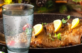 Зачем поливать рыбу газировкой перед запеканием: секрет, о котором часто забывают