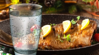 Зачем поливать рыбу газировкой перед запеканием: секрет, о котором часто забывают