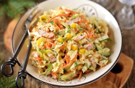 Вместо надоевшего оливье на праздничный стол: готовлю салат с копченым мясом, блинчиками и корейской морковью за 15 минут