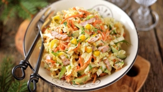 Вместо надоевшего оливье на праздничный стол: готовлю салат с копченым мясом, блинчиками и корейской морковью за 15 минут