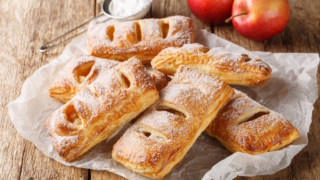 2 яблока и пачка теста: простой секрет сочных и ароматных слоек как из пекарни за 30 минут
