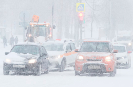 Москвичей попросили не рисковать: в столице объявили "оранжевый" уровень опасности из-за мощного снегопада