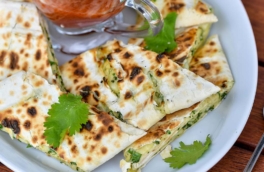 Хрустящая корочка и сочная начинка: самый простой лаваш с сыром и зеленью на сковороде за 20 минут