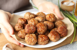Тефтели получатся нежными и сочными: лайфхаки, благодаря которым все будут просить добавки