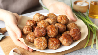 Тефтели получатся нежными и сочными: лайфхаки, благодаря которым все будут просить добавки