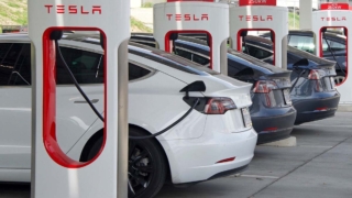 Продажи Tesla в январе продолжали падать