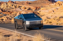 Tesla представила "самый доступный" Cybertruck