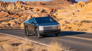 Tesla представила "самый доступный" Cybertruck