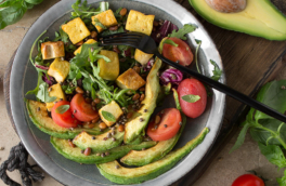 В пост делаю салат с тофу и авокадо: домашние готовы есть его каждый день и всегда просят добавки