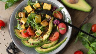 В пост делаю салат с тофу и авокадо: домашние готовы есть его каждый день и всегда просят добавки
