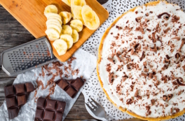 Забыла о возне с тестом и духовкой: готовлю торт с бананами всего за 30 минут