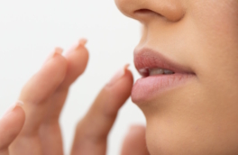 Привожу в порядок сухие и потрескавшиеся губы за ночь – и утром радуюсь отражению в зеркале