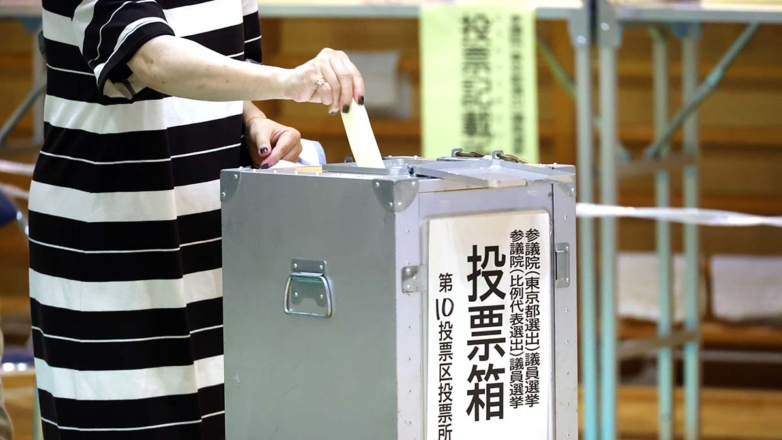 Правящая Либерально-демократическая партия Японии одержала победу на парламентских выборах