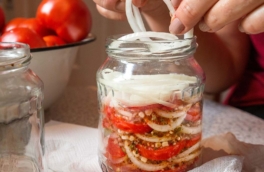 Улетает со стола первой: готовлю закуску из помидоров и лука "Слоями" всего за 15 минут – отлично подходит и к мясу, и к картошке