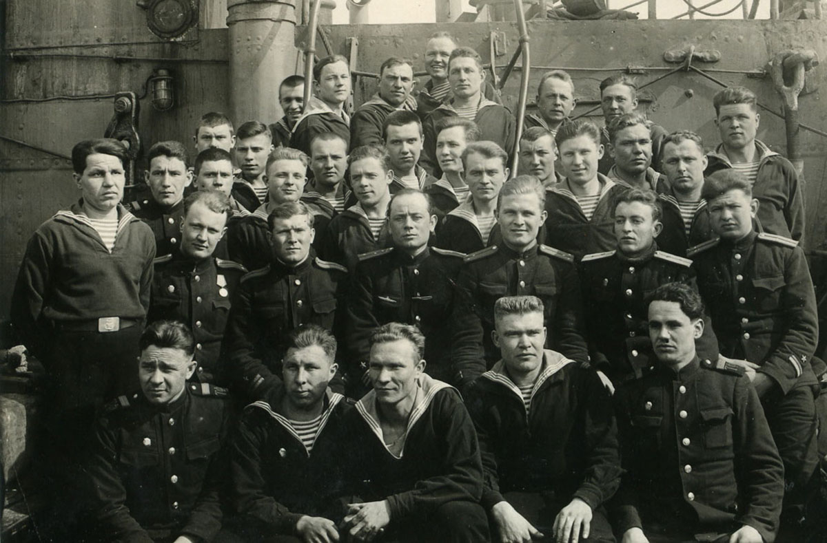 Экипаж «Щ-128» переведенный на «Щ-130». В центре – командир подводной лодки А.Т. Кучер.