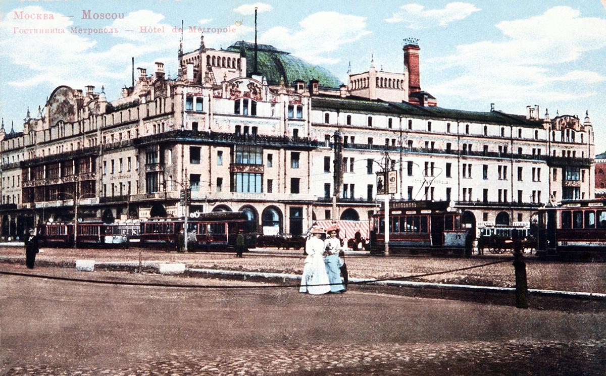 Фасад построенной в стиле модерн гостиницы «Метрополь» украшает панно работы Врубеля